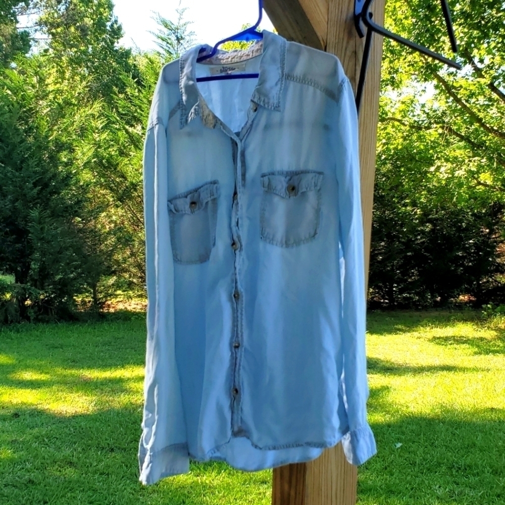 Wild Blue Soft Denim Look Buttondown Medium - Like-New